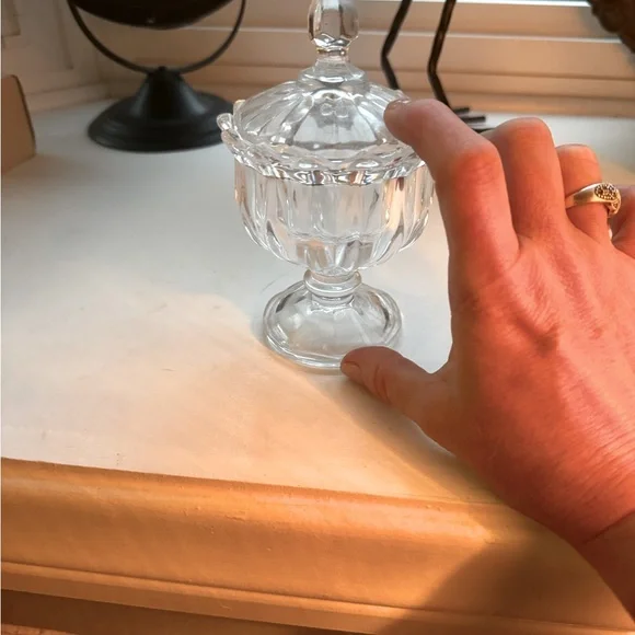 Small vintage crystal dish with lid. - Picture 3 of 3